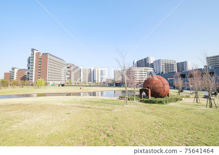 東京葛飾區新宿市的城市景觀,重新開發的居民區和草坪公園 東京葛飾區新宿市的城市景觀,重新開發的居民區和草坪公園 75641464