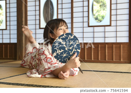日式房間的浴衣中的年輕貌美的女子 75641594