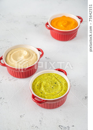 Assortment of hummus 75642551