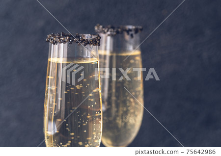 Flutes of champagne Flutes of champagne 75642986