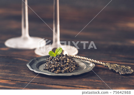 Black caviar 75642988