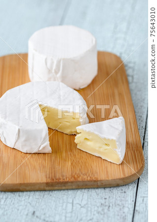 Camembert cheese Camembert cheese 75643010