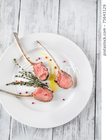 Rack of lamb with thyme 75643129