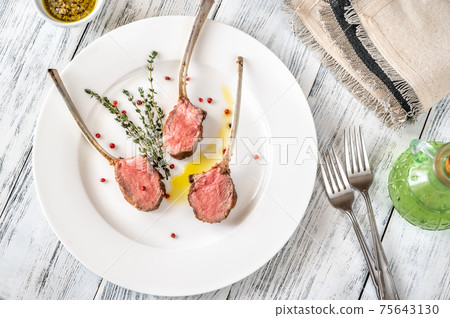 Rack of lamb with thyme 75643130
