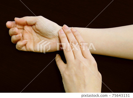 用手腕測量脈搏 75643131