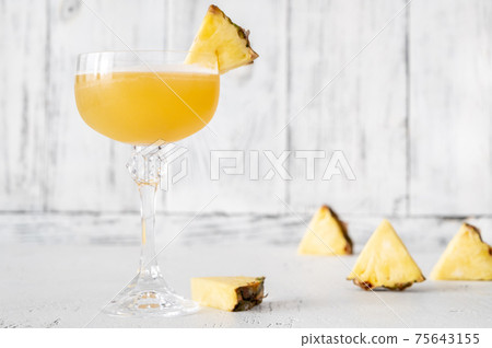 Glass of Algonquin cocktail 75643155