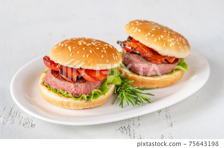 Hamburgers with grilled pepper 75643198
