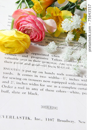 英文紙和花束 照片素材 圖片 圖庫