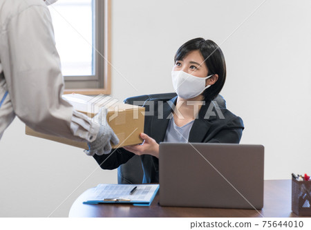 Business woman receiving luggage 75644010