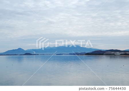 A landscape of clouds that imitate Oyama over the Oyama seen from the shore of Nakaumi ... Yasugi City, Shimane Prefecture (cloudy) A landscape of clouds that imitate Oyama over the Oyama seen from the shore of Nakaumi ... Yasugi City, Shimane Prefecture (cloudy) 75644430