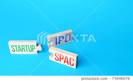 Choice between two puzzle connections. Simplified listing entry of a business startup to stock exchange using SPAC (Special purpose acquisition company) or IPO. Simplified listing of company 75646076