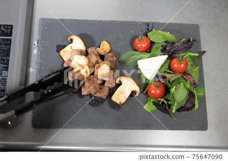 Assorted with dice steak salad Assorted with dice steak salad 75647090