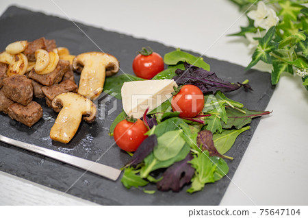 Assorted with dice steak salad 75647104