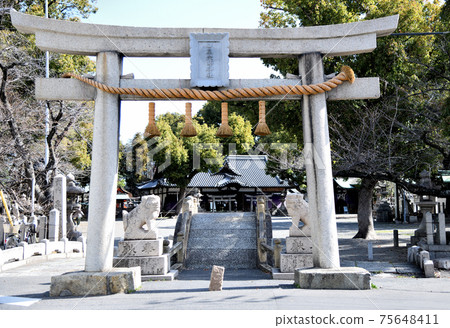 泉宮神社鳥居和鵝卵石鼓橋，其背後的禮拜堂（大阪府泉大津市） 75648411