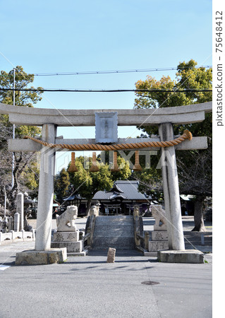Izumikunininomiya Shrine Torii and cobblestone drum bridge, the hall of worship behind it (Izumiotsu City, Osaka Prefecture) 75648412