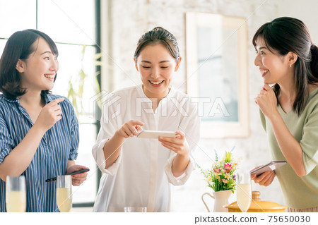 拍食物照片的女孩 75650030