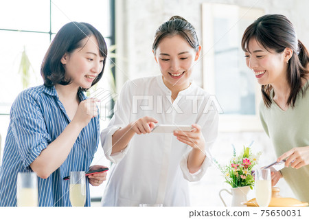 拍食物照片的女孩 75650031
