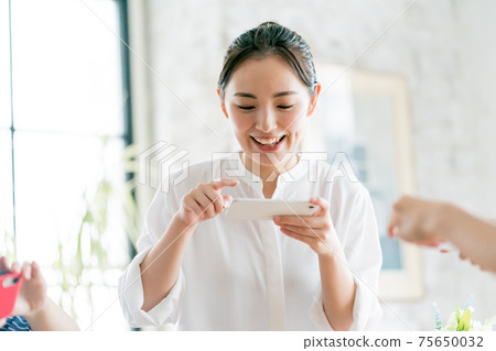 拍食物照片的女孩 75650032