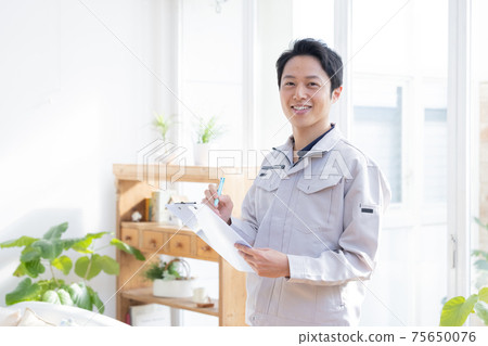 一個穿著工作服的男人的房屋銷售肖像 75650076