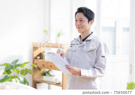 一個穿著工作服的男人的房屋銷售肖像 75650077