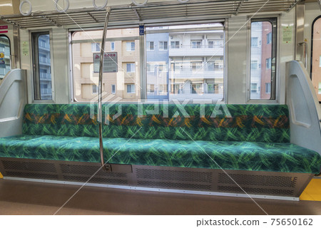 京王線開往高尾山綠色的車,開往新宿座位 京王線開往高尾山綠色的車,開往新宿座位 75650162