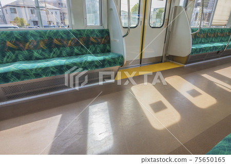 京王線開往高尾山綠色的車,開往新宿座位 京王線開往高尾山綠色的車,開往新宿座位 75650165