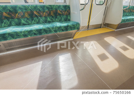 京王線開往高尾山綠色的車,開往新宿座位 京王線開往高尾山綠色的車,開往新宿座位 75650166