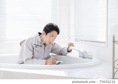 一個男人穿著工作服(浴室)的肖像 一個男人穿著工作服(浴室)的肖像 75650218