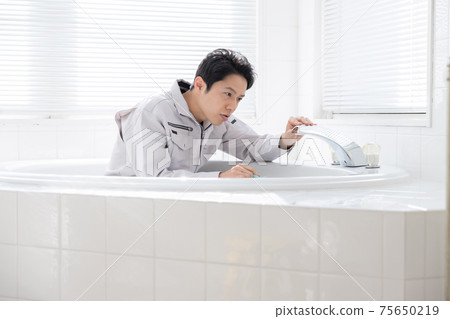 一個男人穿著工作服(浴室)的肖像 一個男人穿著工作服(浴室)的肖像 75650219