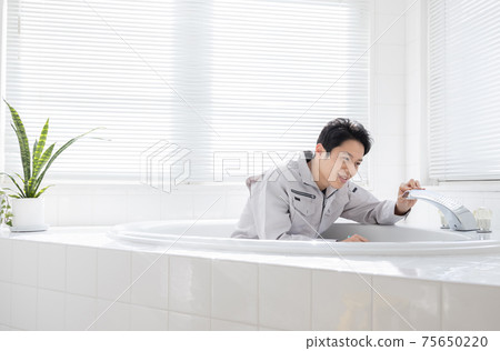 一個男人穿著工作服(浴室)的肖像 一個男人穿著工作服(浴室)的肖像 75650220