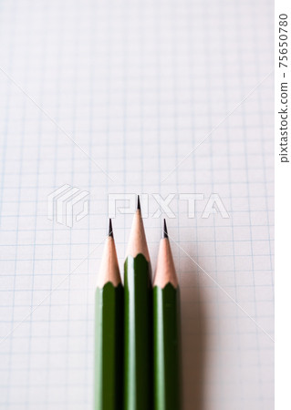 Project paper and HB pencil 75650780