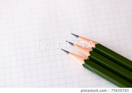 Project paper and HB pencil 75650783