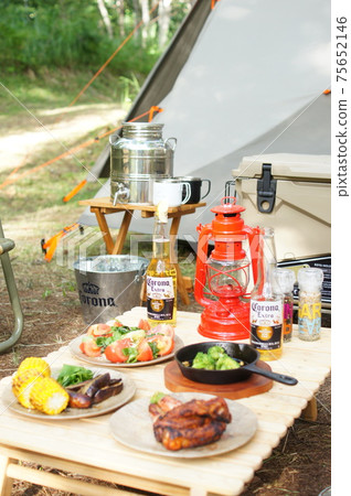 Camping meal at the campsite Camping meal at the campsite 75652146