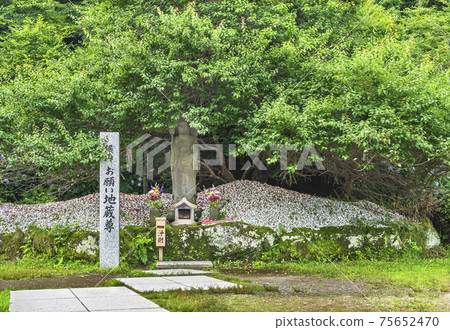 [Chiba / Mt. Nokogiri] Mt. Nokogiri of Mt. Nokogiri A sculpture of Jizoson and a talisman mountain at Nihonji Temple. 75652470