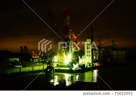 海上起重機在夜間運行 75653055