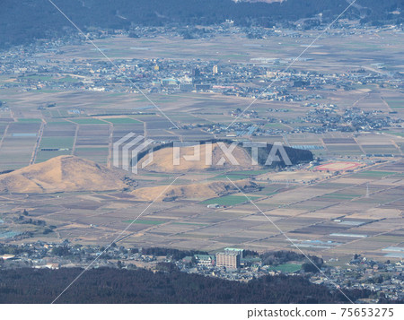 From the ridgeline from Aso Nakadake to Takaoka, Motozuka, Ashizuka, Kitatsuka and Aso City Rural Park Apika From the ridgeline from Aso Nakadake to Takaoka, Motozuka, Ashizuka, Kitatsuka and Aso City Rural Park Apika 75653275