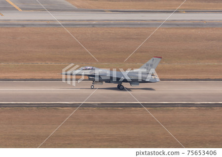 美國空軍F-16演示隊起飛 75653406