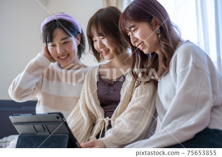 Young woman watching video distribution service Young woman watching video distribution service 75653855