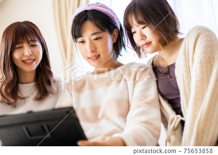 觀看視頻分發服務的年輕女子 75653858