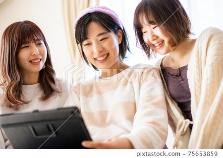 觀看視頻分發服務的年輕女子 75653859