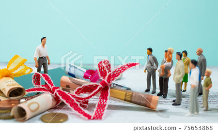 Office worker entrepreneur who receives financial support and support from many people Office worker entrepreneur who receives financial support and support from many people 75653868