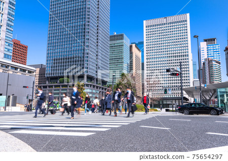 “東京”丸之內商業區,上班的人 “東京”丸之內商業區,上班的人 75654297