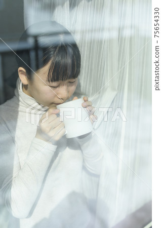 在窗邊喝咖啡的女孩 在窗邊喝咖啡的女孩 75654330