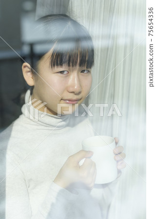 在窗邊喝咖啡的女孩 75654336