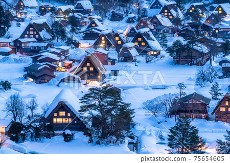《Gifu Prefecture》 Snow-covered Shirakawa-go, night gassho-zukuri village 75654605