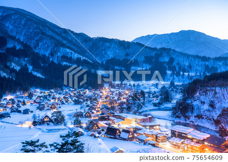 《Gifu Prefecture》 Snow-covered Shirakawa-go, night gassho-zukuri village 75654609