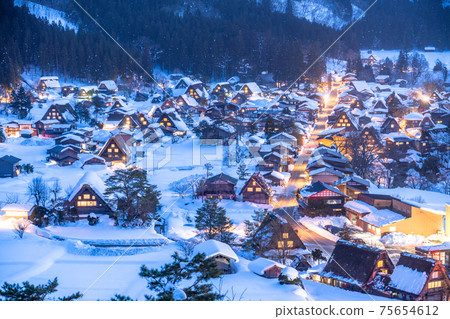 《岐阜縣》白雪皚皚的白雪鄉,夜合掌祖里村 《岐阜縣》白雪皚皚的白雪鄉,夜合掌祖里村 75654612