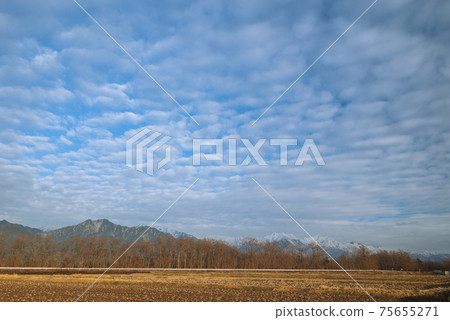 View of Ushirotateyama mountain range from Omachi city in the early morning 75655271