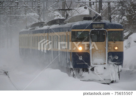 Winter Kita Shinano Line 115 series train (Nagano⇔Myoko Kogen) 75655507