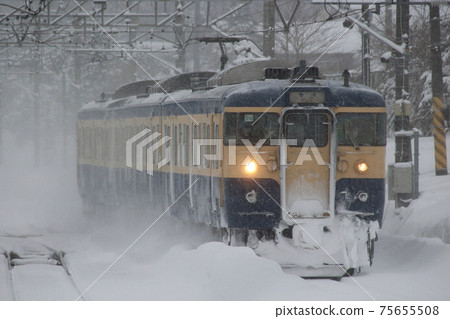 Winter Kita Shinano Line 115 series train (Nagano⇔Myoko Kogen) 75655508